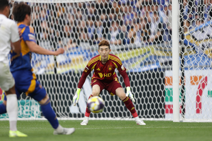 Ulsan Gatekeeper Cho Hyun-woo, against Gimcheon, recorded the 100th clean sheet in the K League 1 record
