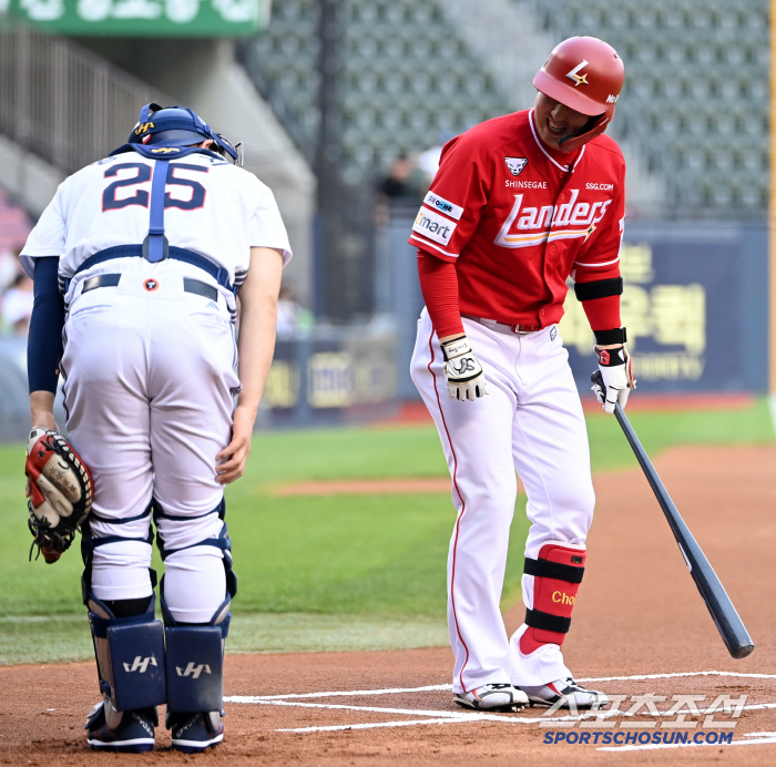 Yang Eui-ji's respectful 90-degree greeting toward 500 home runs Choi Jeong, the friendship between veterans who shone in the blood fight
