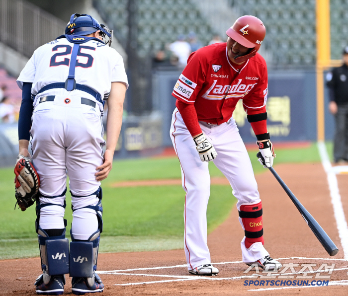 Yang Eui-ji's respectful 90-degree greeting toward 500 home runs Choi Jeong, the friendship between veterans who shone in the blood fight