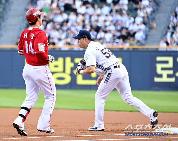 Yang Eui-ji's respectful 90-degree greeting toward 500 home runs Choi Jeong, the friendship between veterans who shone in the blood fight