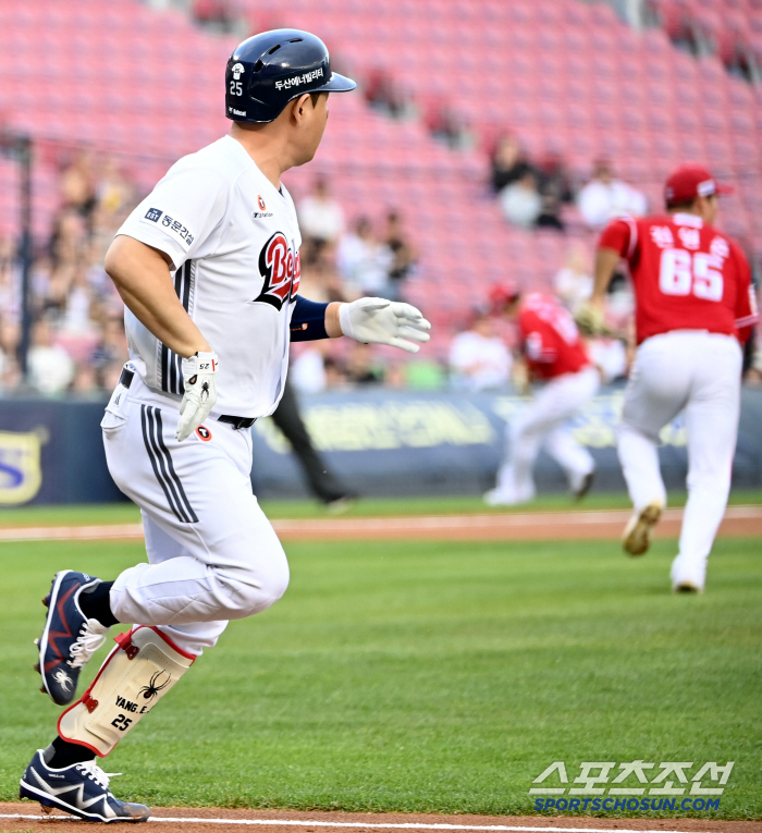 Yang Eui-ji's respectful 90-degree greeting toward 500 home runs Choi Jeong, the friendship between veterans who shone in the blood fight