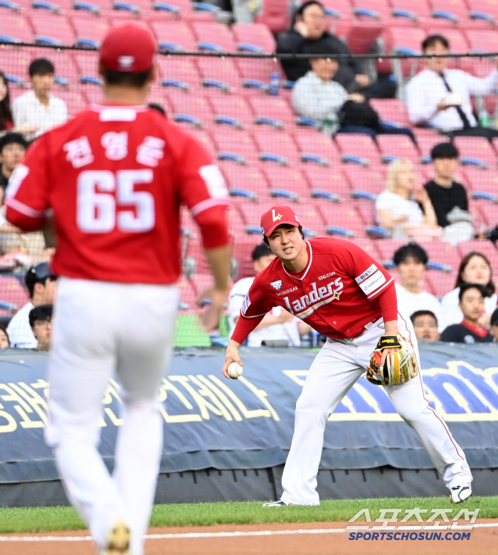 Yang Eui-ji's respectful 90-degree greeting toward 500 home runs Choi Jeong, the friendship between veterans who shone in the blood fight