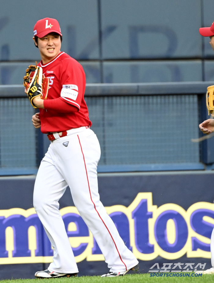 Yang Eui-ji's respectful 90-degree greeting toward 500 home runs Choi Jeong, the friendship between veterans who shone in the blood fight