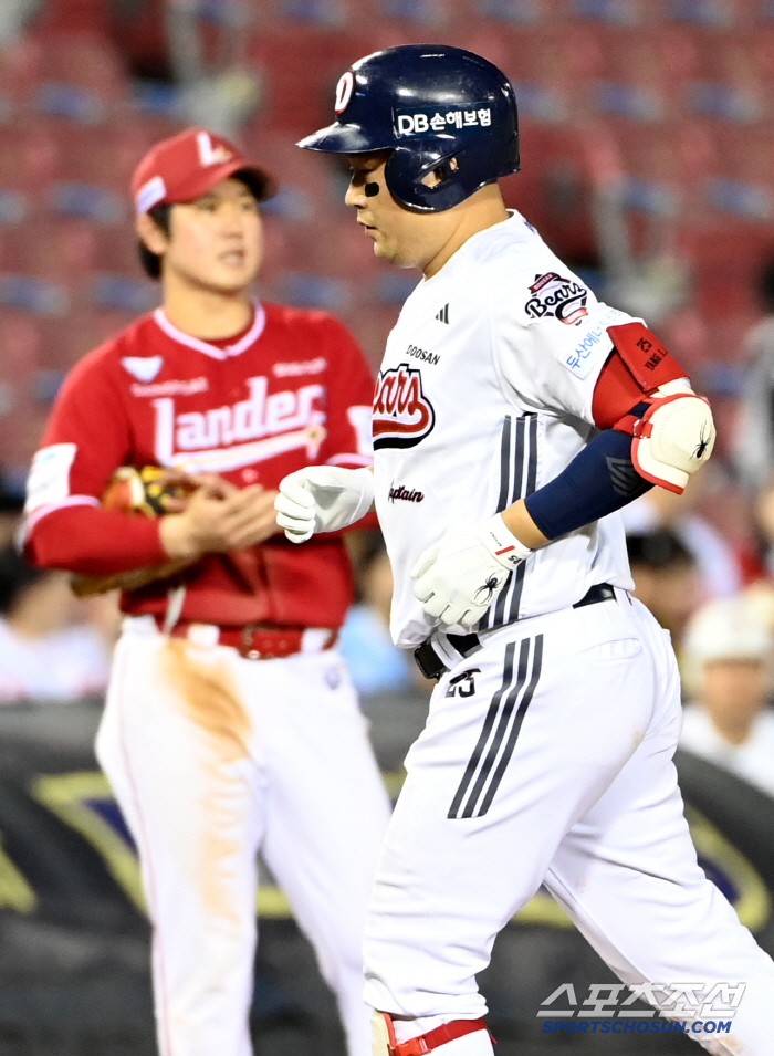 Yang Eui-ji's respectful 90-degree greeting toward 500 home runs Choi Jeong, the friendship between veterans who shone in the blood fight