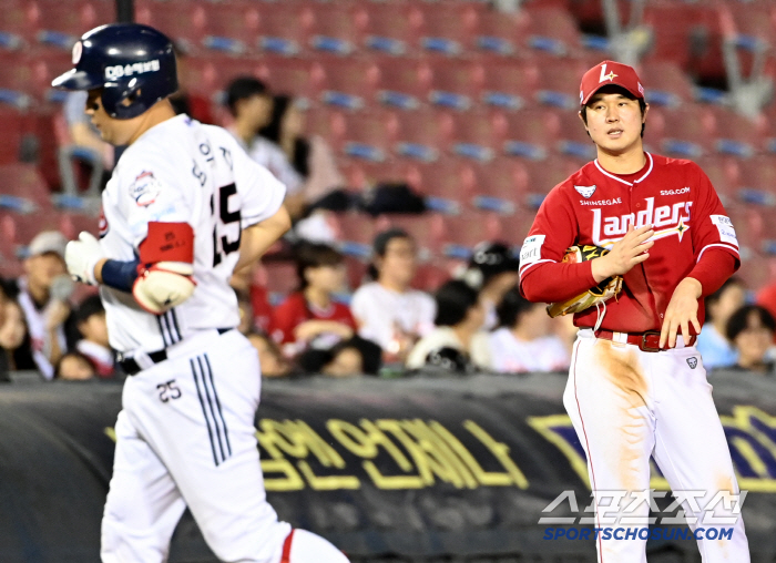 Yang Eui-ji's respectful 90-degree greeting toward 500 home runs Choi Jeong, the friendship between veterans who shone in the blood fight