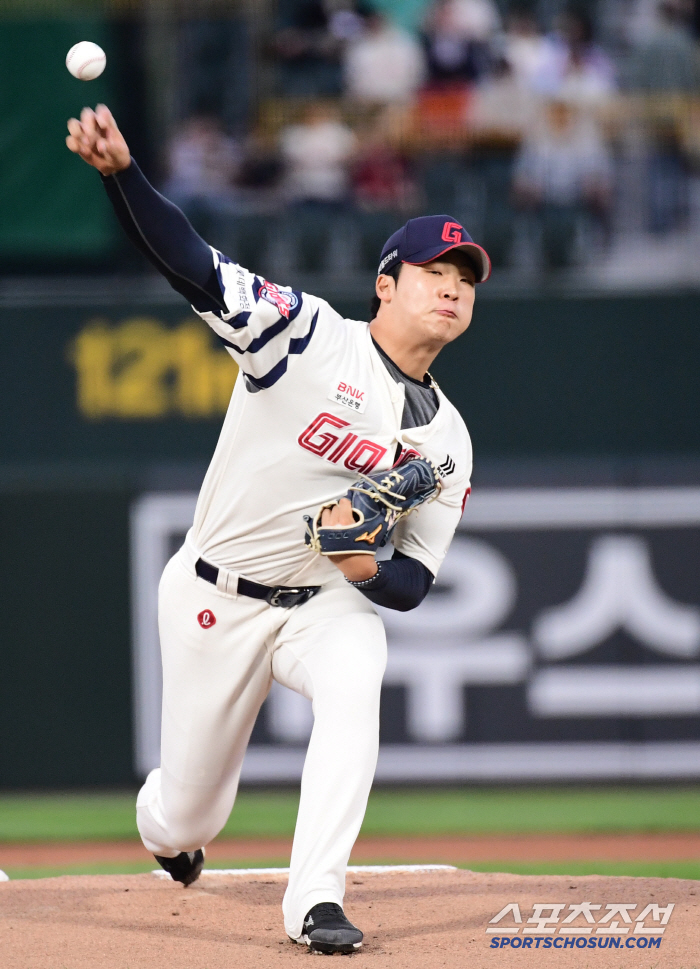 154km fastball  143km slider two pitch is enough. Lee Min-seok allowed four runs in five innings in the first year of 22 years, in front of his first start win (Busan site)