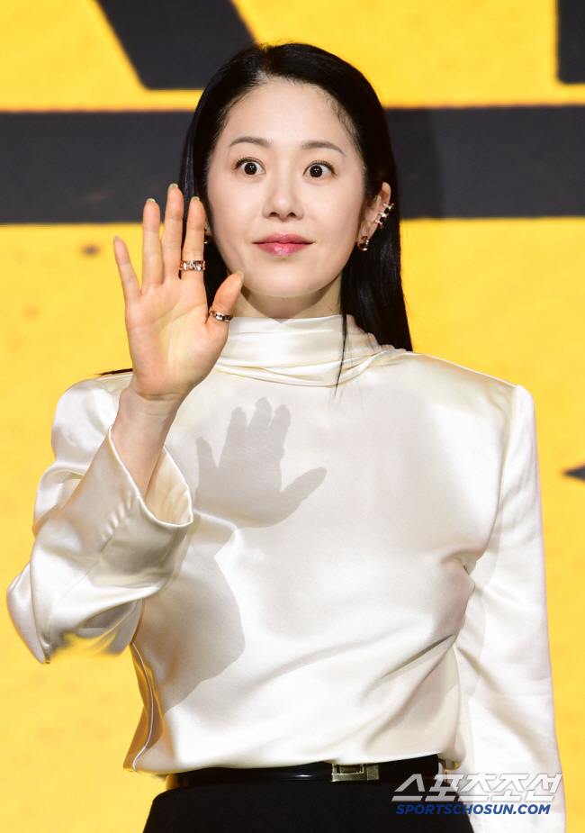 54-year-old Ko Hyun-jung was shocked by the rumor of death and took a rest. Shock 