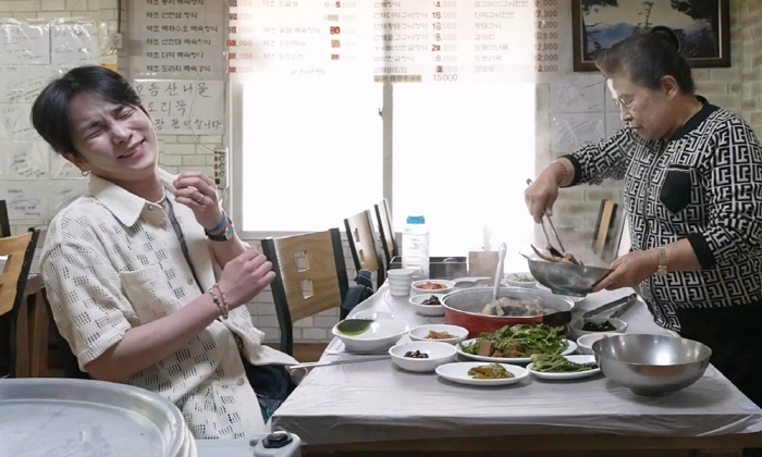 Are you tall, not Lee Jangwoo?Smiling after the chicken baek-sook's bone show that made my appetite burst (Na Hon-san)