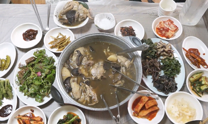 Are you tall, not Lee Jangwoo?Smiling after the chicken baek-sook's bone show that made my appetite burst (Na Hon-san)