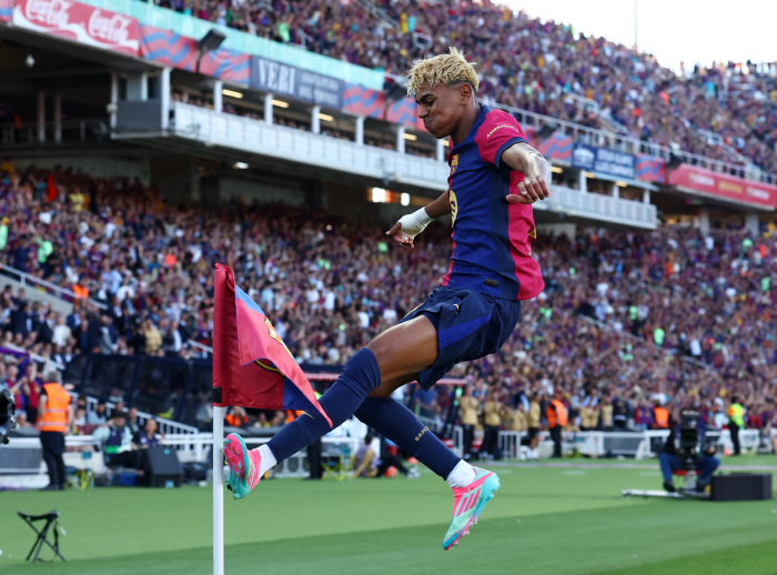 At the age of 17, 25 goals and 28 assists → Give me the highest salary for the teamSupernova's enormous mettle that shook Europe