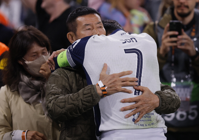 Dad, I finally won Tears of despair in the arms of 6 years ago, this time SON hugged and shed tears of joy
