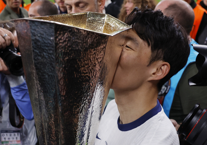 Dad, I finally won Tears of despair in the arms of 6 years ago, this time SON hugged and shed tears of joy