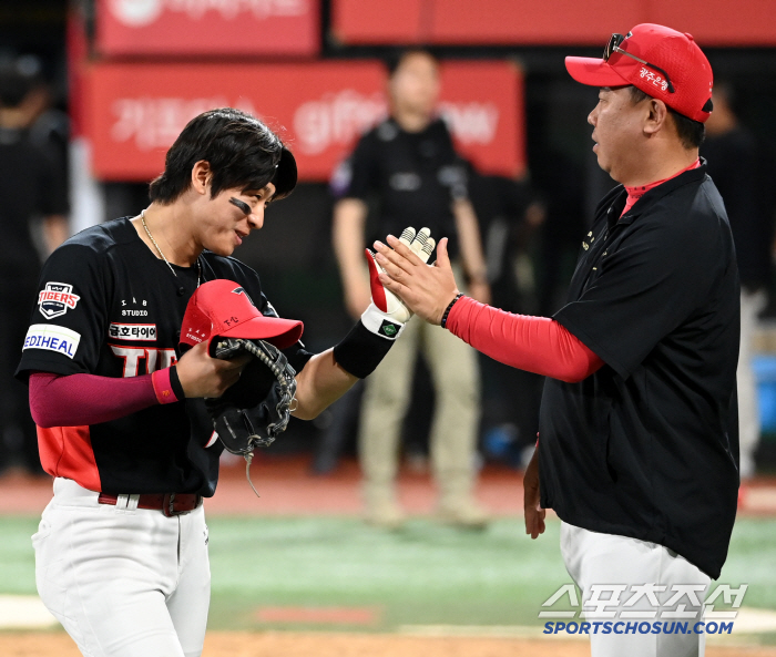  Get out of the game! Kkotbumho and leadoff Park Chan-ho created a chance to praise and even solved it