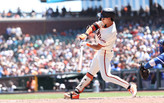 Double → walk → walk, Lee Jung-hoo flew to the third base, SF 48 KC with an emotional walk in 99 at-bats