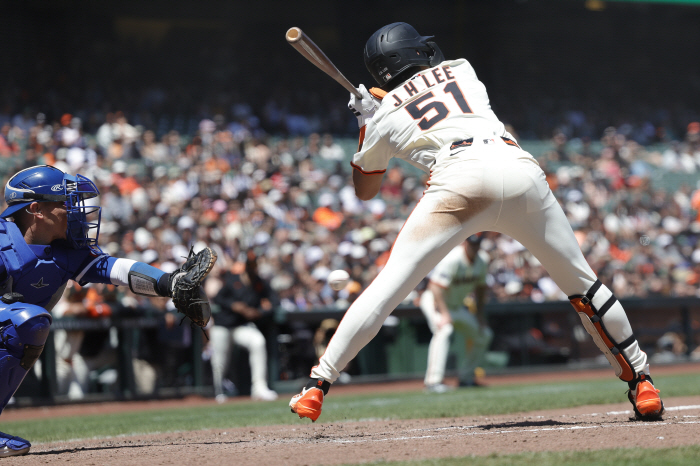 Double → walk → walk, Lee Jung-hoo flew to the third base, SF 48 KC with an emotional walk in 99 at-bats