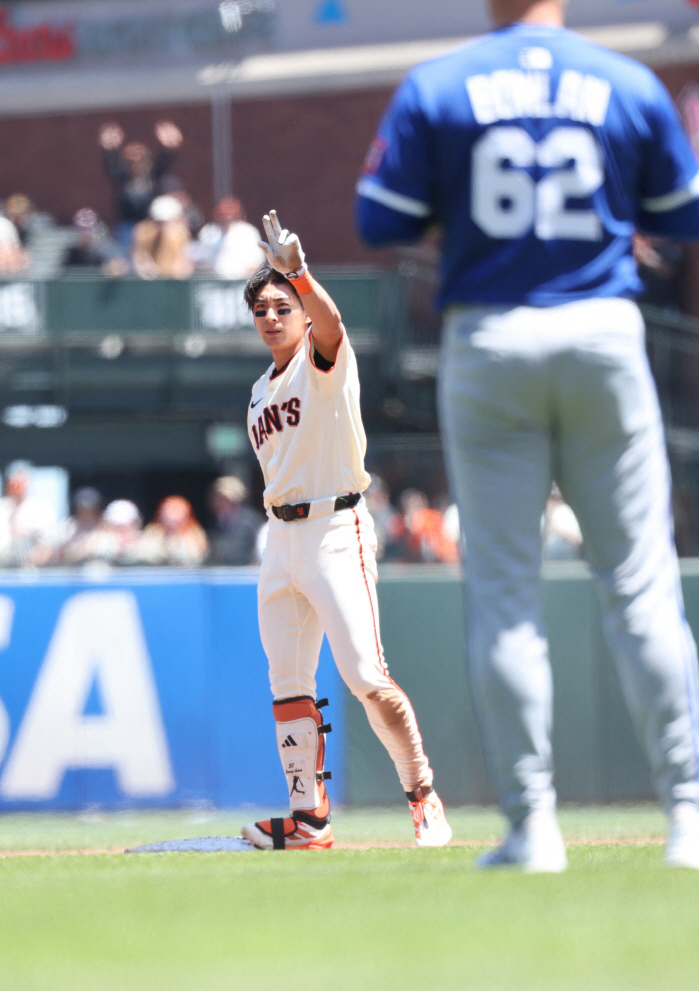 Double → walk → walk, Lee Jung-hoo flew to the third base, SF 48 KC with an emotional walk in 99 at-bats