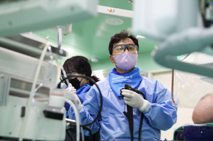 Hallym University Dongdong Elastic Heart Hospital succeeded in connecting the ileum colon under the guidance of ultrasound endoscopy for the first terminal cancer patient in Korea