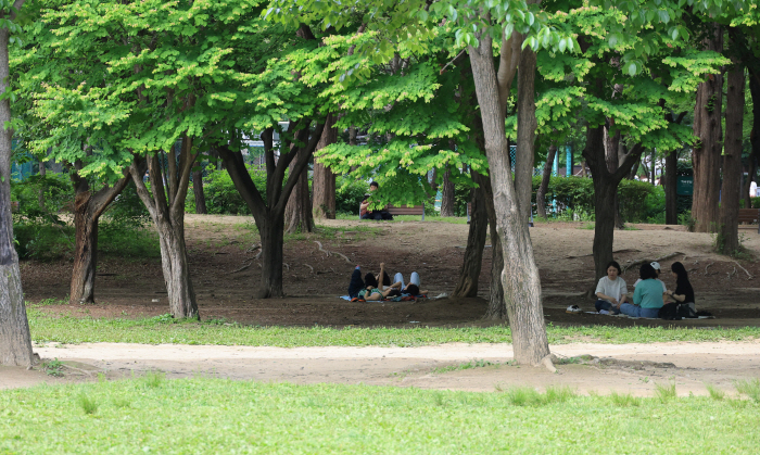The heat of May when the daytime temperature is up to 35 degrees Celsius...Huge number of people with heat illness