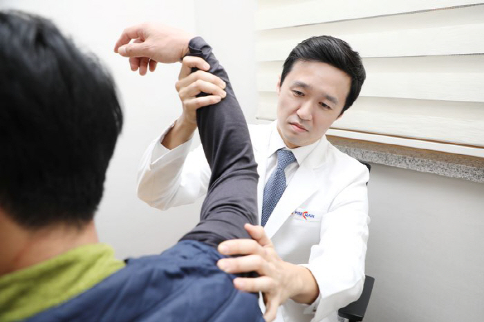 Himchan Hospital's rotator cuff rupture, shoulder retrograde artificial joint surgery effective...Less bleeding, less surgery time