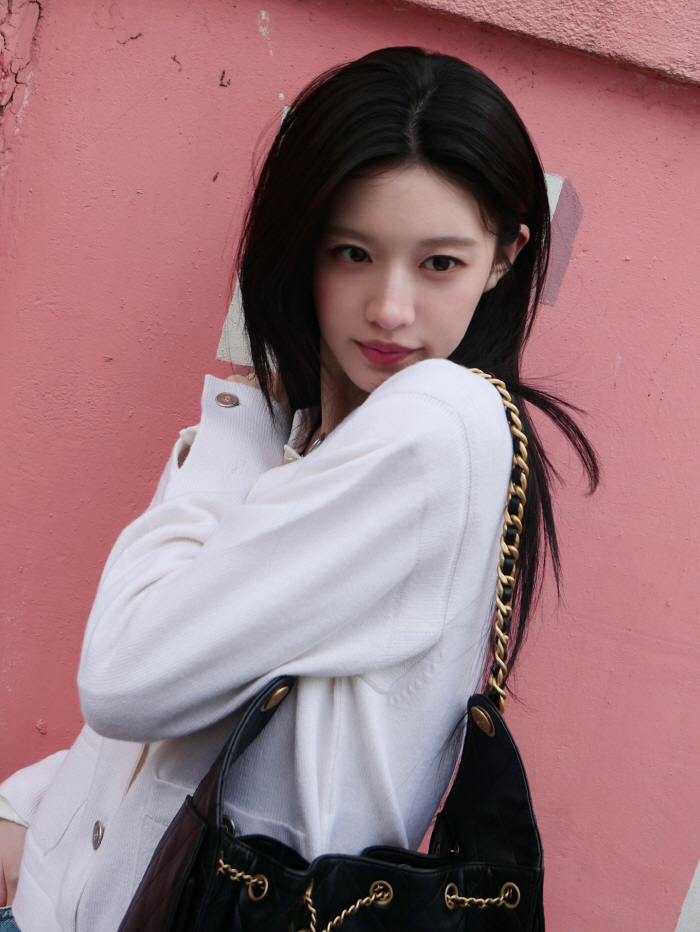 'Human Chanel' Ko Yoon-jung's daily life like a pictorial on a spring day...Brilliant beauty than a luxury bag