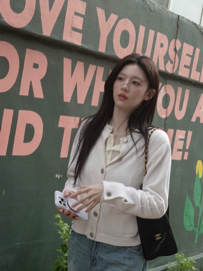 'Human Chanel' Ko Yoon-jung's daily life like a pictorial on a spring day...Brilliant beauty than a luxury bag