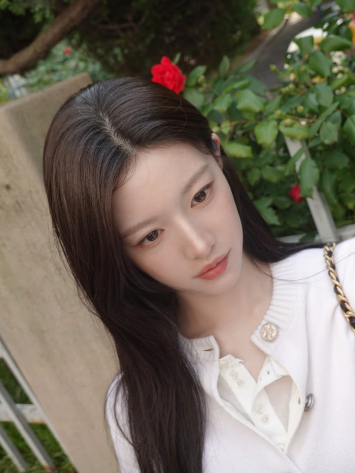 'Human Chanel' Ko Yoon-jung's daily life like a pictorial on a spring day...Brilliant beauty than a luxury bag