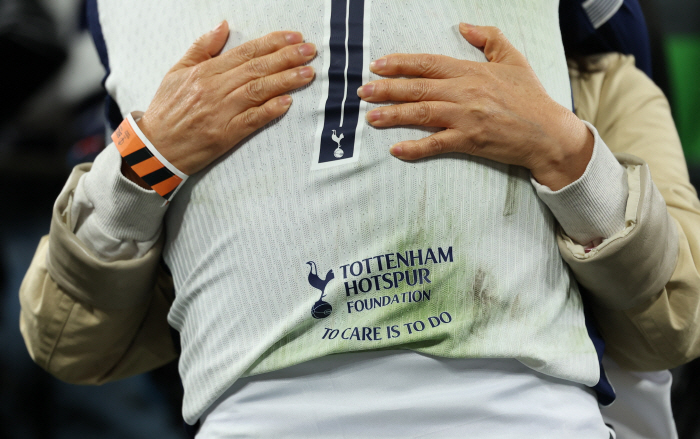 Injury → intimidation group arrest → disciplinary action eventually led to Hosadama, Captain Son Heung-min who burst into tears in his father's arms...History-making Legend, Pouring of Praise