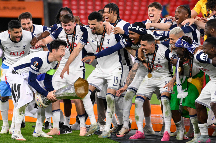 Injury → intimidation group arrest → disciplinary action eventually led to Hosadama, Captain Son Heung-min who burst into tears in his father's arms...History-making Legend, Pouring of Praise