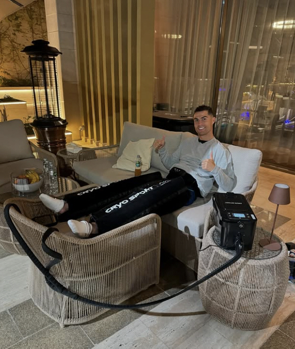 Is this real? Ronaldo's physical age is 28.9 years old, and he can play for 10 more years. Jock...Self-care GOAT