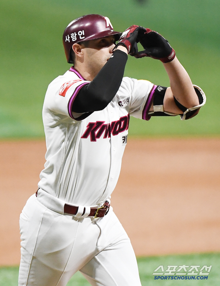 It was the same maternity leave, but 4 consecutive wins were a hit, 0 homers, 0 RBIs, and two dads with mixed feelings