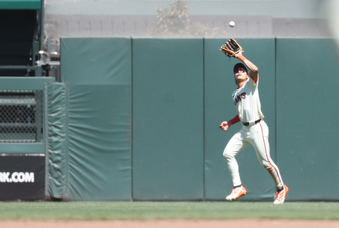 It's not a Gold Glove dream! CF Bodhisattva No. 1 Lee Jung-hoo doubles  2 walks  3 on base and accurate home throw