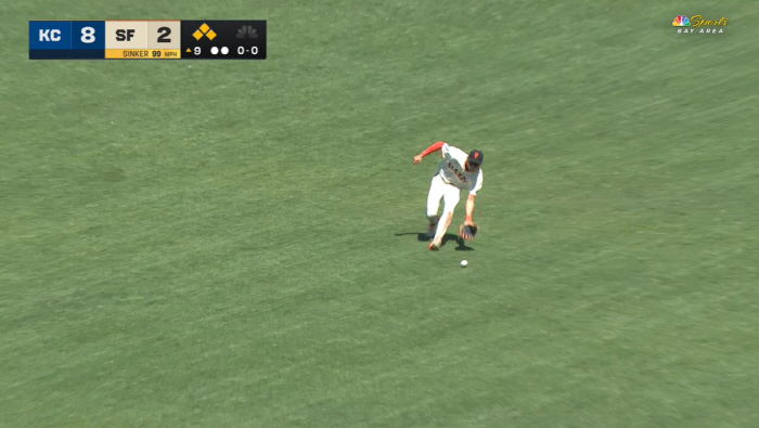 It's not a Gold Glove dream! CF Bodhisattva No. 1 Lee Jung-hoo doubles  2 walks  3 on base and accurate home throw