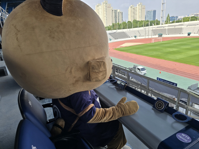 It's not a movie theater, it's a soccer field Seoul E-Land Launching Premium Components Table Fan Experience Innovation!
