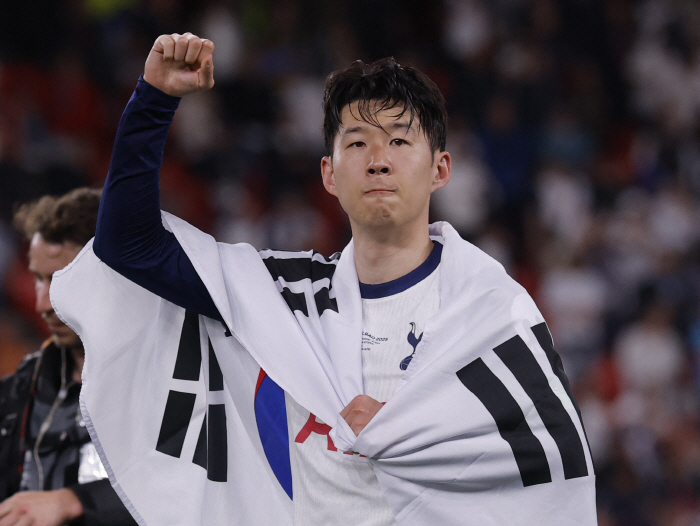 Kane didn't do it either! The first Asian captain Son Heung-min to win a trophy in 17 years. It's now Tottenham's legend!