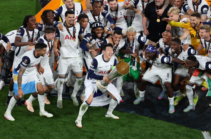 Kane didn't do it either! The first Asian captain Son Heung-min to win a trophy in 17 years. It's now Tottenham's legend!