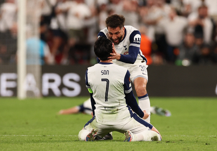Kane didn't do it either! The first Asian captain Son Heung-min to win a trophy in 17 years. It's now Tottenham's legend!