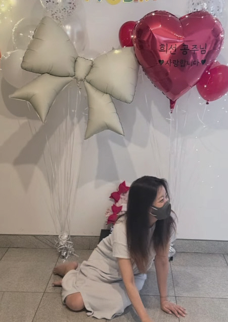 Kim Hee-sun knelt down to the surprise party It's too raw. I'm embarrassed