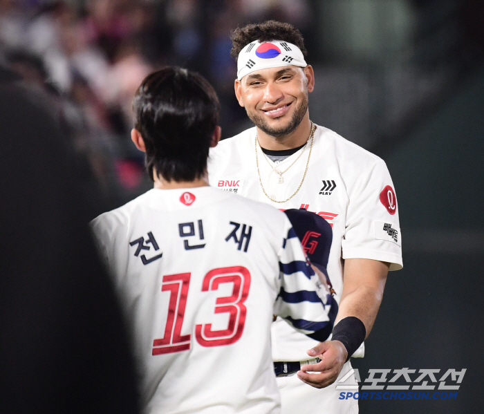 Korean Foreigners, who loved Taegeukgi with proud Taegeukgi, are marching to No. 1 this year (Busan site)