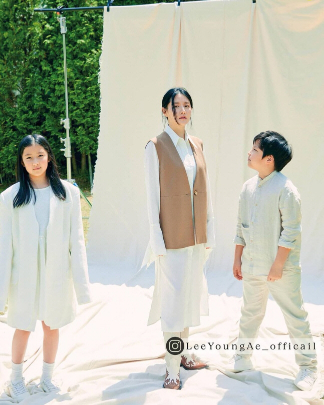Lee Young-ae Shares Candid Mom Life Behind the Stage