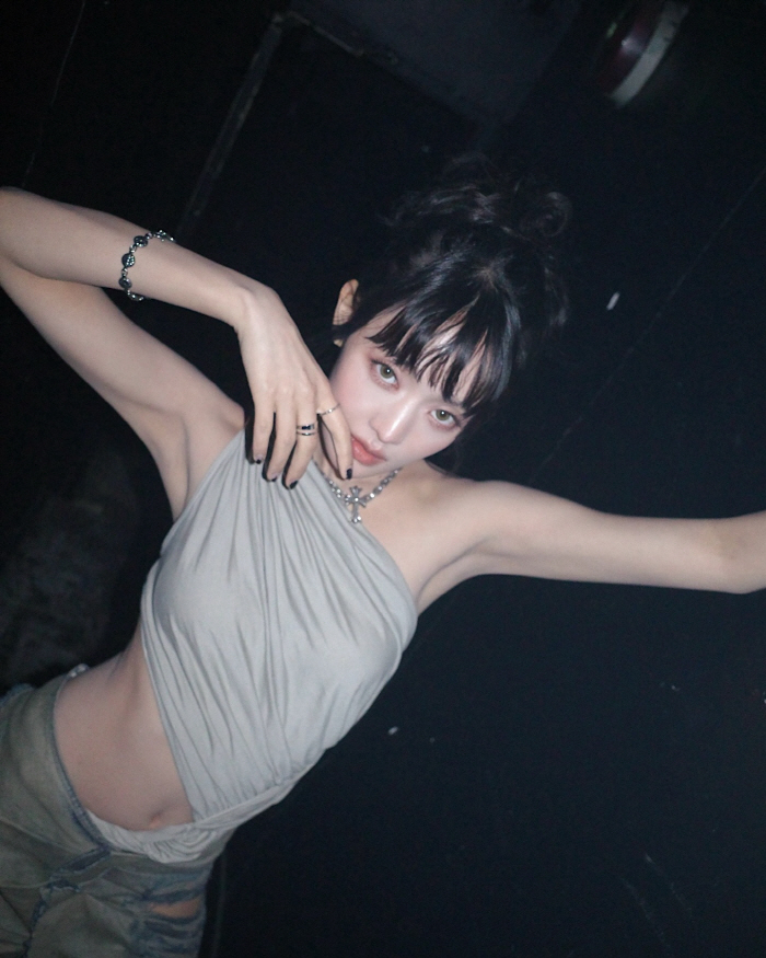 Minnie did it again..A skirt that's torn to the hip? Sexy styling icon