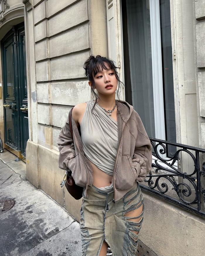 Minnie did it again..A skirt that's torn to the hip? Sexy styling icon