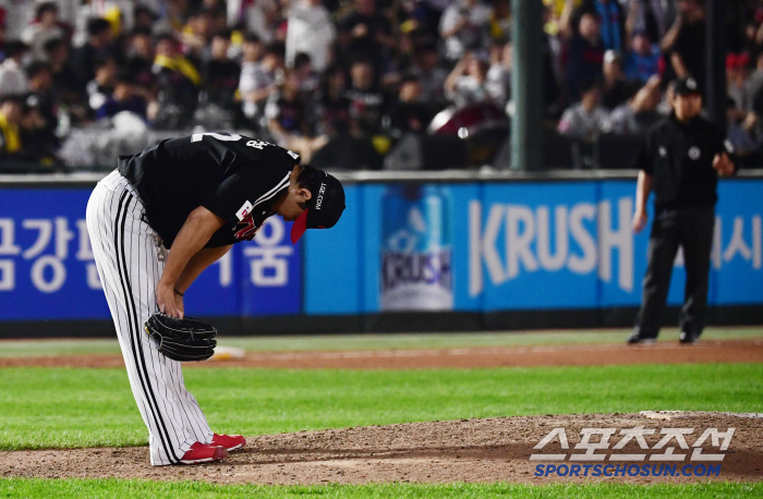Mystery in which the 8th inning dramatic equalizer hero was replaced in the 10th inning. The director had no choice. I'm at the next at-bat, but my knee hurts, so I'll replace it