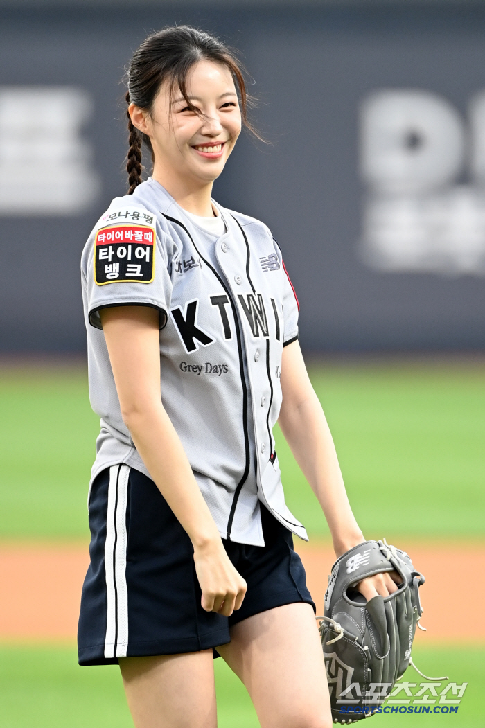  'Solo hell 4 Jung Yoojin, pretty smile after the first pitch.'