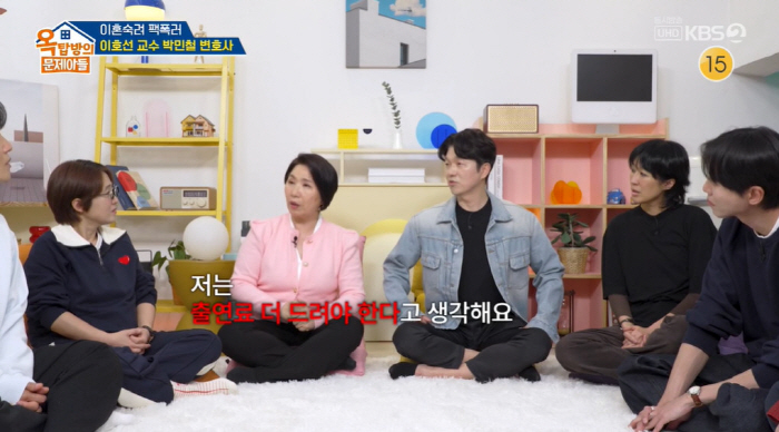 Professor Lee Ho-seon throws and curses at the suspicion of directing Lee Sook-cam (Okmun Son)