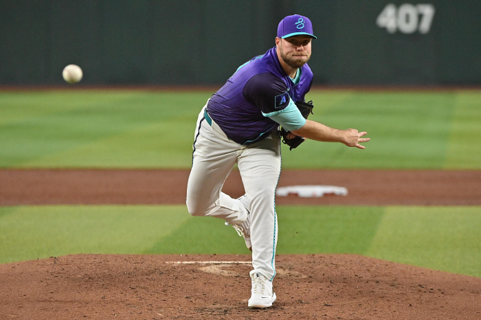 The right-hander even took away a hit, so why did he take it out? Kim Hye-sung appointed second baseman Uta Rojas, excluding starting against ARI 2891 billion ace