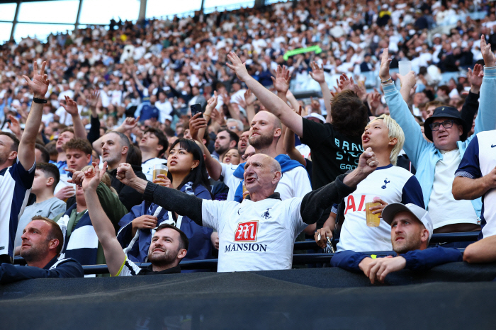 Second half replacement Son Heung-min finally filled out the last puzzle! Johnson's winning goal Tottenham wins 10 Europa League victory over Manchester United  SON's first career trophy! 