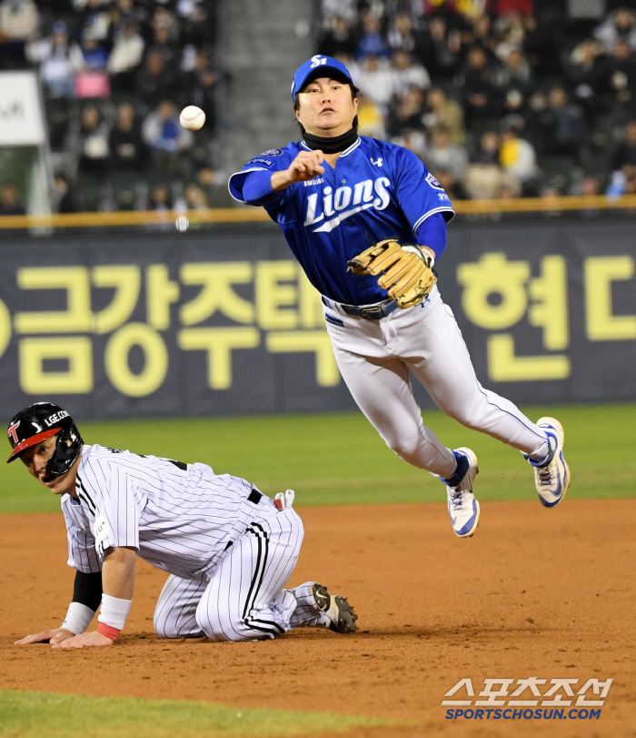 Shout out for the 1000th time today...It was clear why the all-round infielder walked, the captain and the oldest caught it