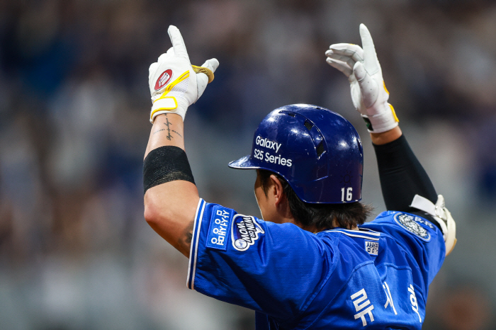 Shout out for the 1000th time today...It was clear why the all-round infielder walked, the captain and the oldest caught it