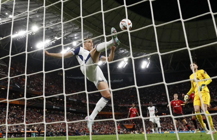 SON Bob Say B-official BBC-recognized Van der Penn's flying defense...Tottenham wins for the first time in 17 years → 1m93 acrobatic clearing