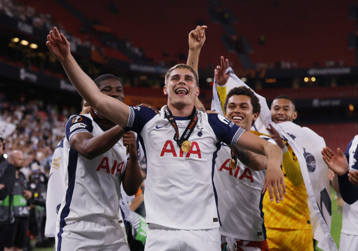 SON Bob Say B-official BBC-recognized Van der Penn's flying defense...Tottenham wins for the first time in 17 years → 1m93 acrobatic clearing